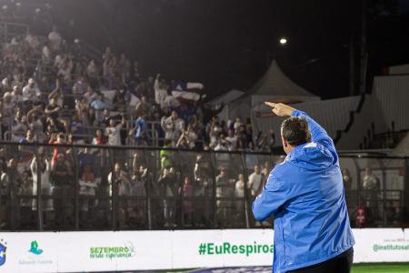 Rogério Ceni celebra triunfo com a torcida do Bahia