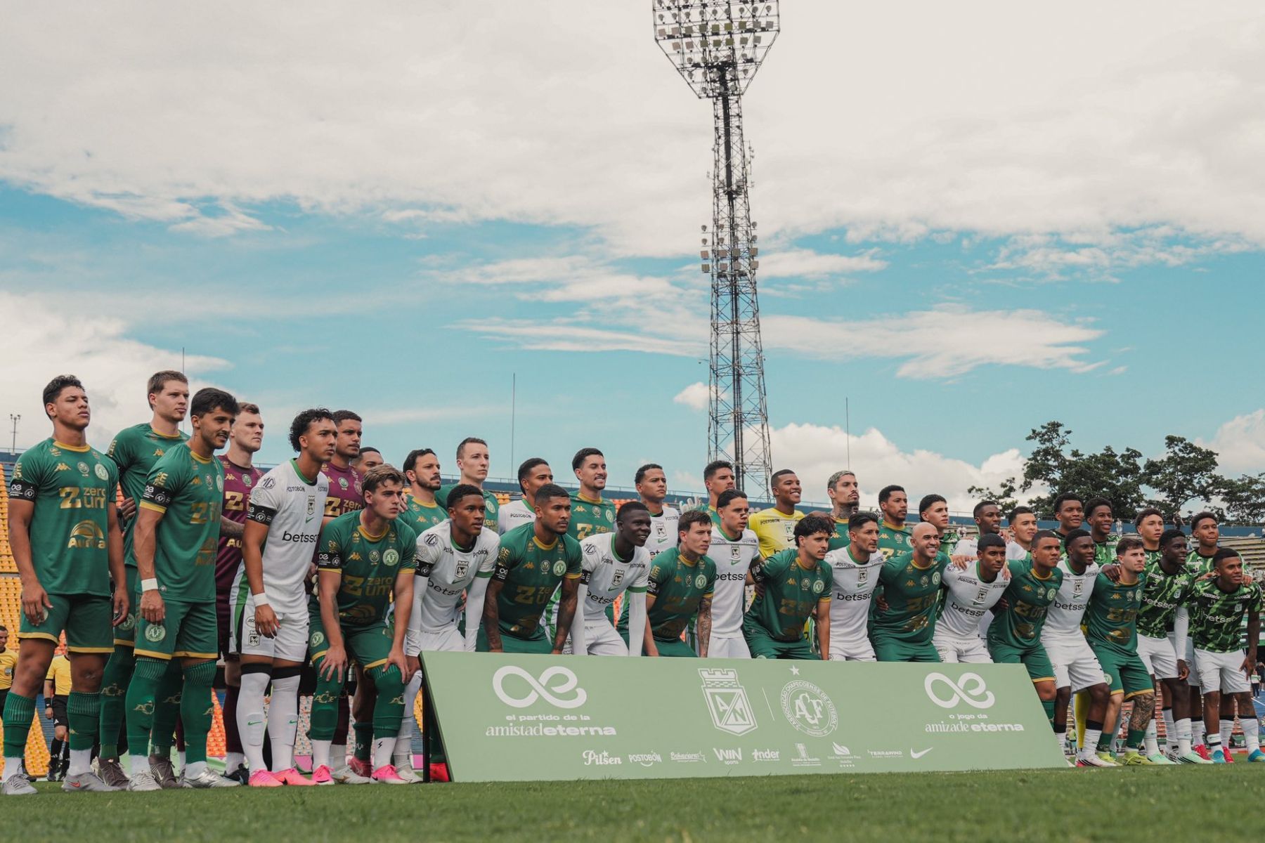 Chape marca golaço, mas empata com Atlético Nacional em 'jogo da amizade eterna'