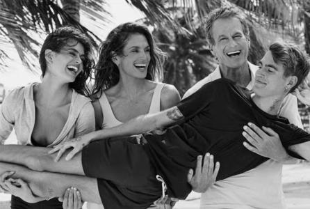 Presley Gerber com a irmã, Kaia, e os pais, Cindy Crawford e Rande Gerber • Reprodução/Redes Sociais