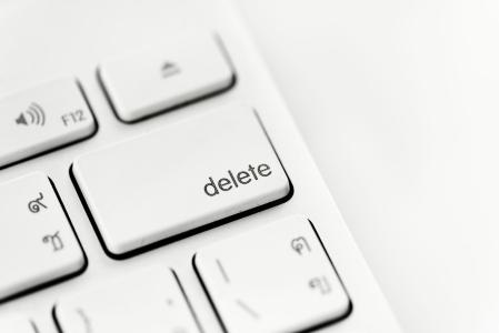 Teclado branco mostrando com zoom na tecla de delete