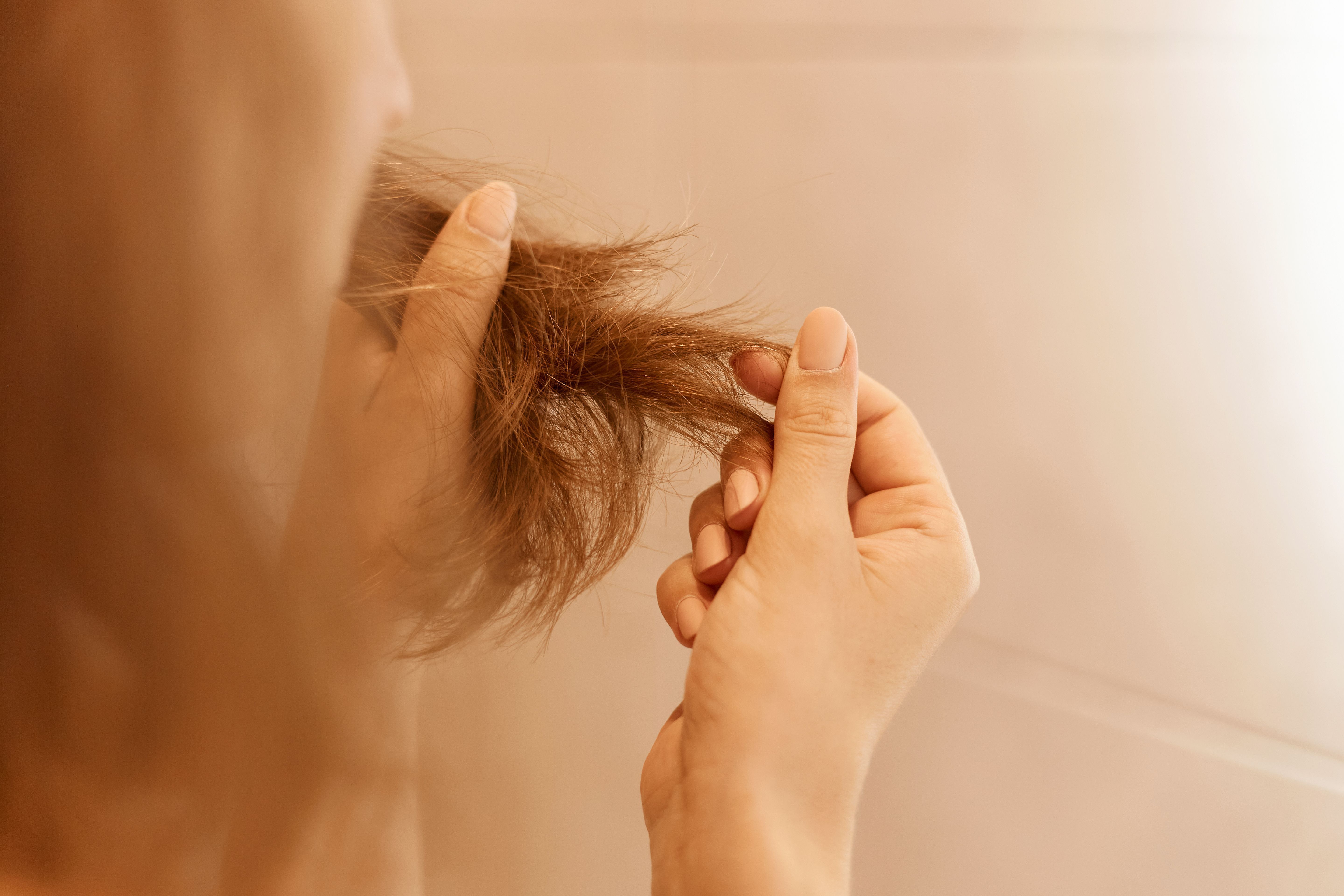 Dormir mal pode estar relacionado à queda de cabelo, aponta revisão científica