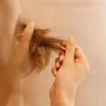 Dormir mal pode estar relacionado à queda de cabelo, aponta revisão científica