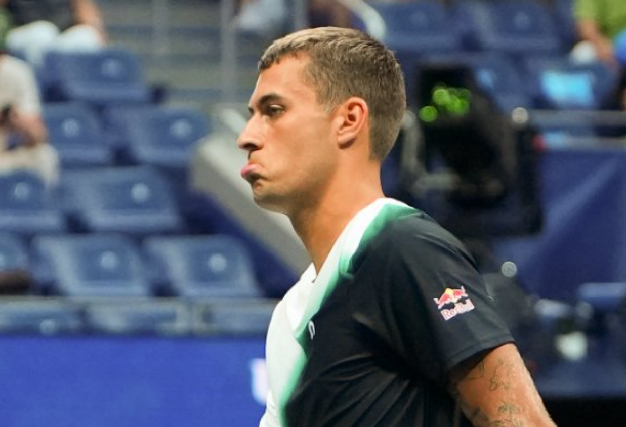 Italiano reclama de barulho após queda no US Open: 'Muito difícil jogar'
