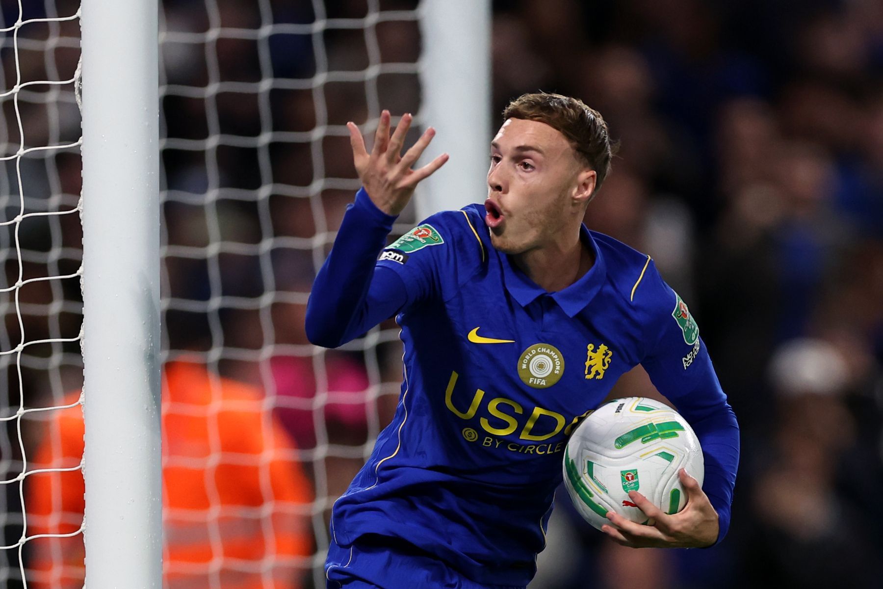 Chelsea aciona trio titular e goleia de virada em jogo de nove gols na Copa da Liga