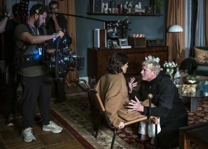 O diretor de fotografia Kauê Zilli filmando cena com Carolina Dieckmmann e Pedro Novaes
