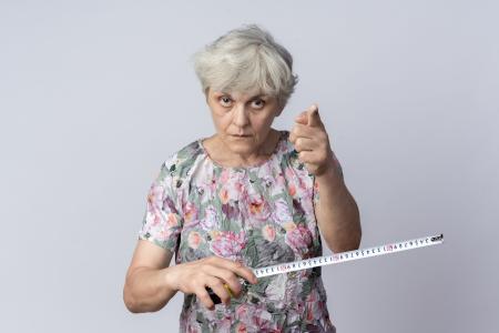 Por que encolhemos com o tempo? Ortopedista explica e faz alerta sobre osteoporose