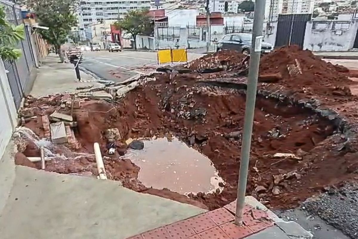 Vídeo: vazamento em tubulação da Copasa assusta moradores e alaga ruas do Barreiro