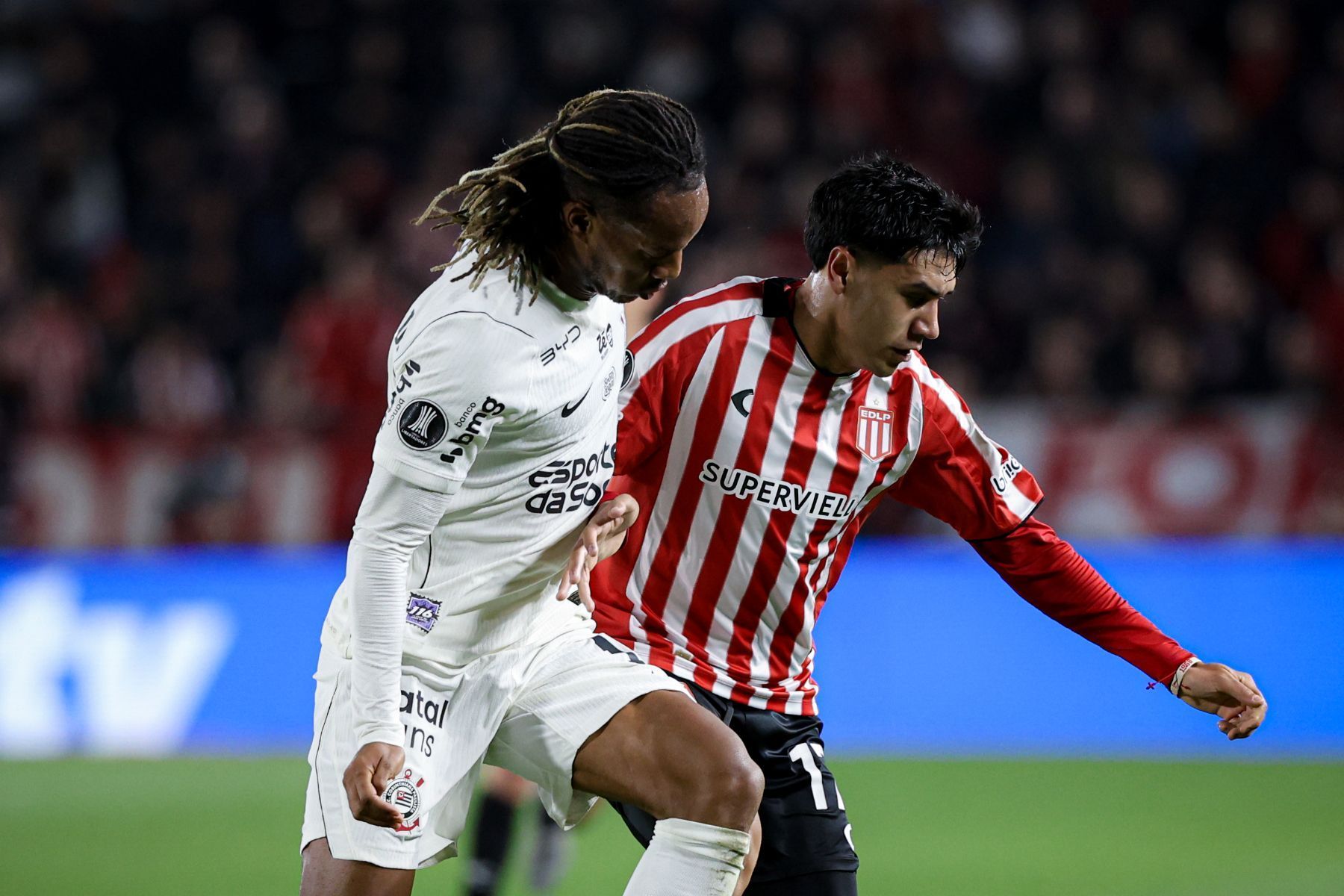 Com ‘gols relâmpagos’, Corinthians e Estudiantes empatam pelas quartas da Libertadores