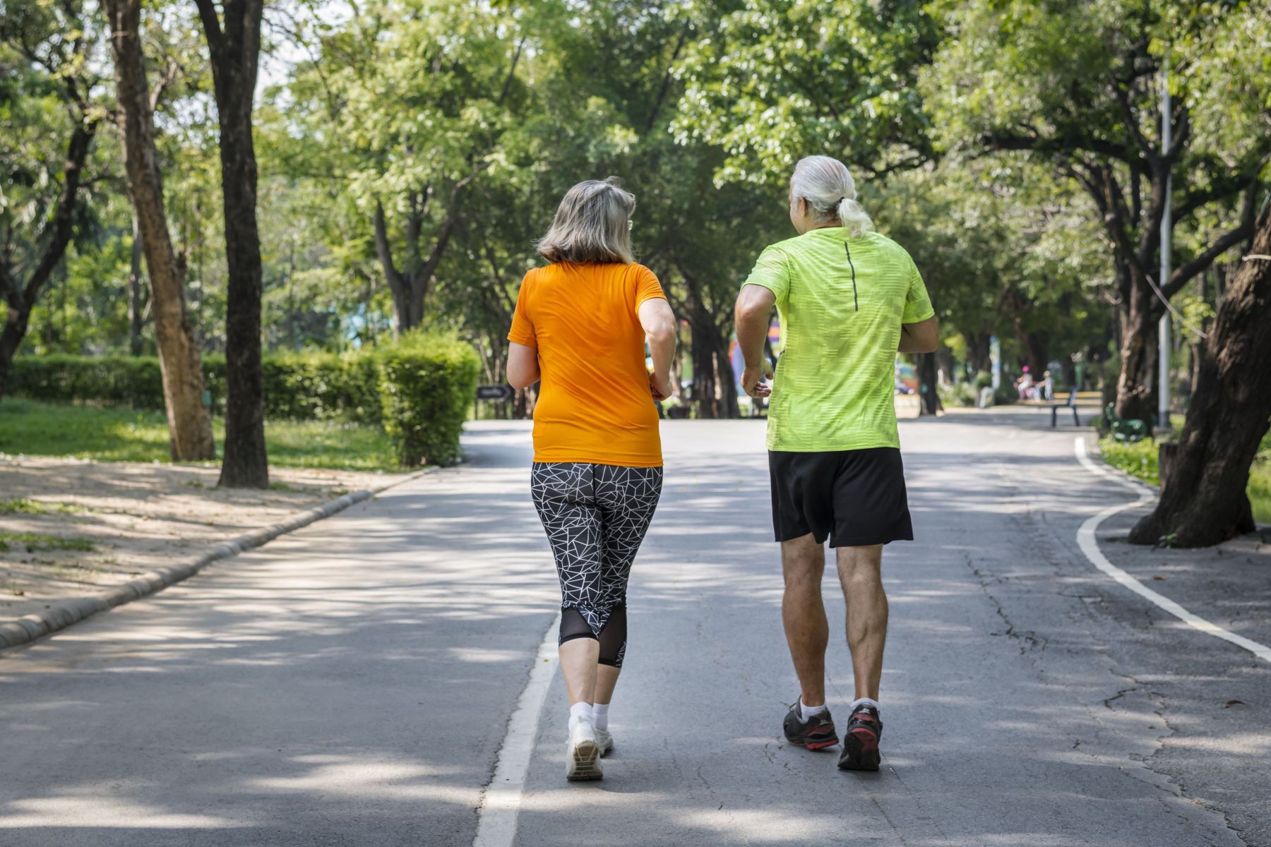 Passou dos 70? Personal trainer revela como 20 minutos de caminhada podem transformar sua saúde