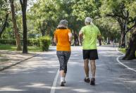 Passou dos 70? Personal trainer revela como 20 minutos de caminhada podem transformar sua saúde