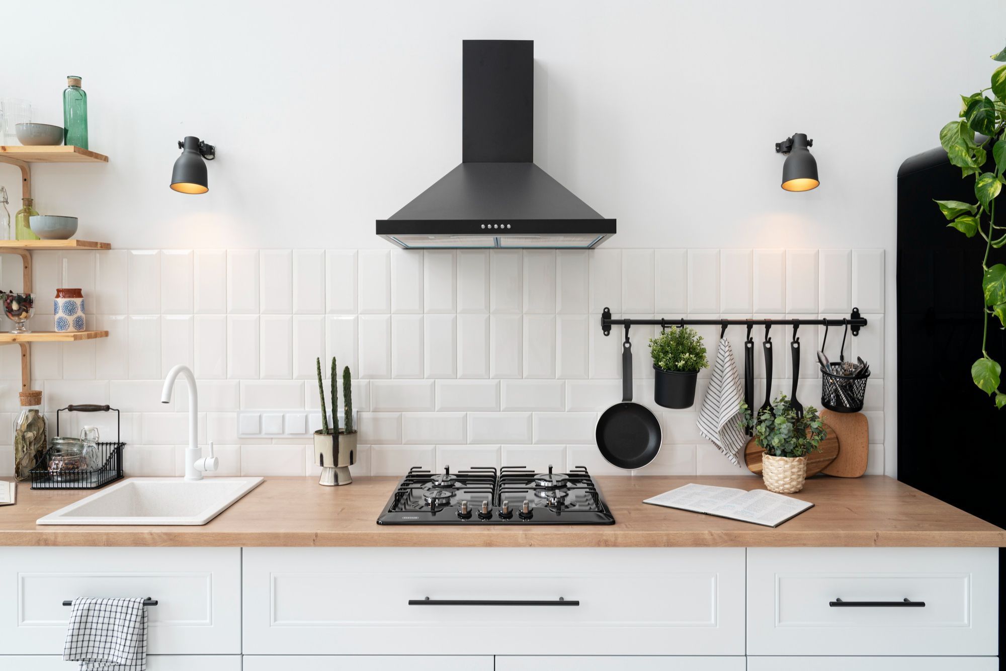 Adeus pedreiro: placas de gel 3D renovam cozinha sem quebradeira