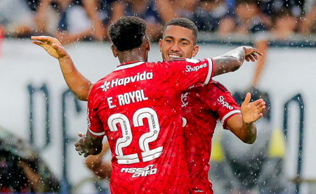Emerson Royal e Samuel Lino celebram gol do Flamengo sobre o Remo