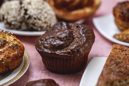Receita de muffin leva farinha de espelta, pasta de avelã e cacau e castanha-do-Pará.