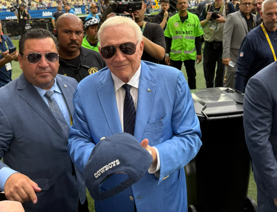 NFL Rio Game: dono dos Cowboys é visto no Maracanã e atende torcedores