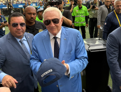 Jerry Jones atende torcedores no Maracanã