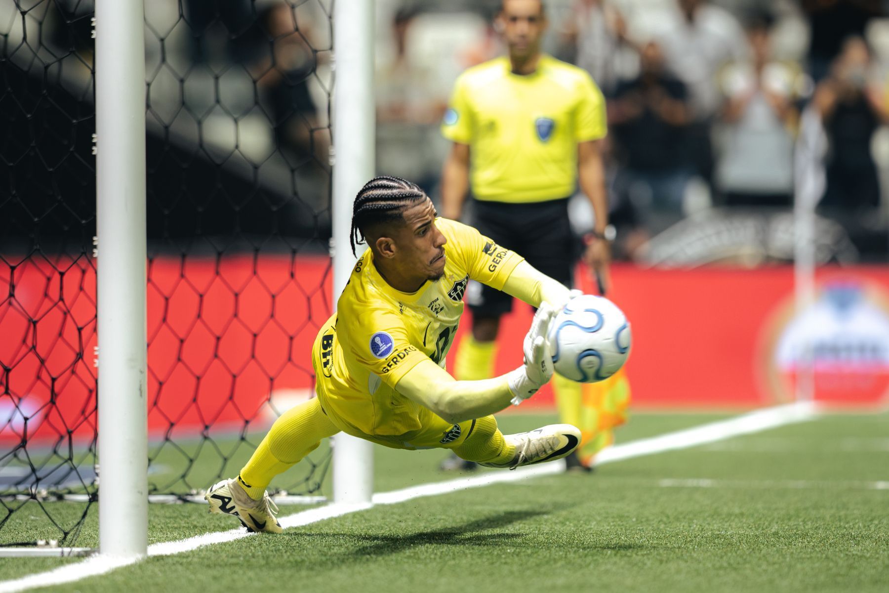 Herói contra o Santos, Gabriel Delfim iguala marca de Victor e Everson no Atlético