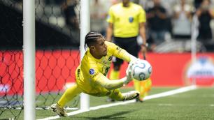 Herói contra o Santos, Gabriel Delfim iguala marca de Victor e Everson no Atlético