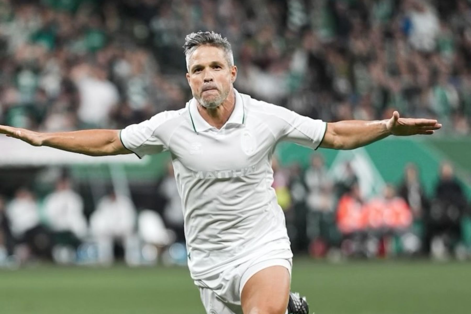Diego Ribas marca contra Real Madrid e é ovacionado na Alemanha em jogo de lendas