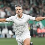 Diego Ribas marca contra Real Madrid e é ovacionado na Alemanha em jogo de lendas