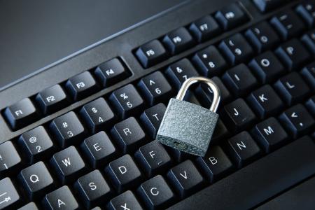 Cadeado em cima de teclado para representar cibersegurança,