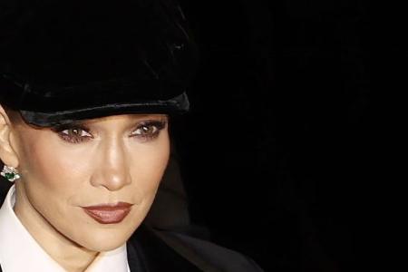 Jennifer Lopez troca bodysuit por alfaiataria masculina em Milão
