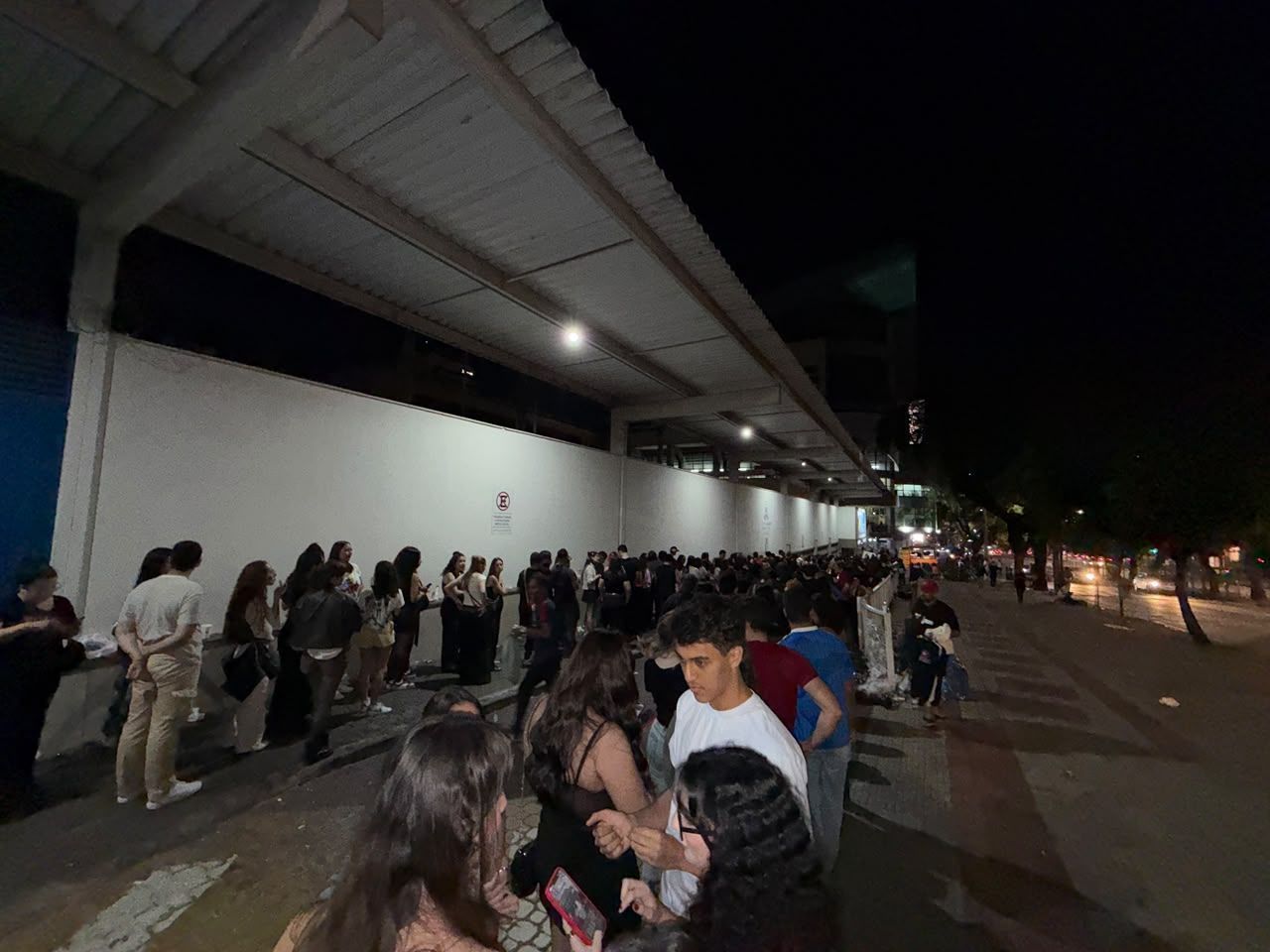 Fãs formam fila quilométrica para assistir show de 5 Seconds of Summer em BH