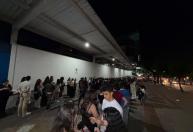 Fãs formam fila quilométrica para assistir show de 5 Seconds of Summer em BH