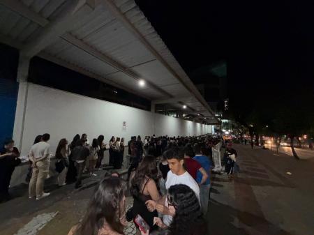 Fãs enfrentam fila em show da banda 5 Seconds of Summer