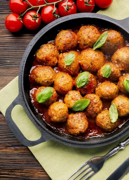 Almôndegas de grão-de-bico combinam proteína vegetal, fibras e temperos em uma receita sem carne.