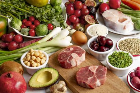 Feijão, lentilha, soja, carnes, ovos e peixes estão entre as diversas fontes de proteína que podem fazer parte da alimentação.