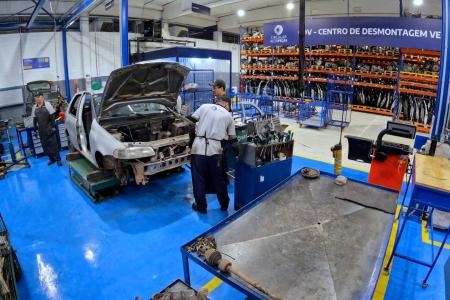 Peças de carros descartados ganham nova chance no mercado com iniciativa da Stellantis