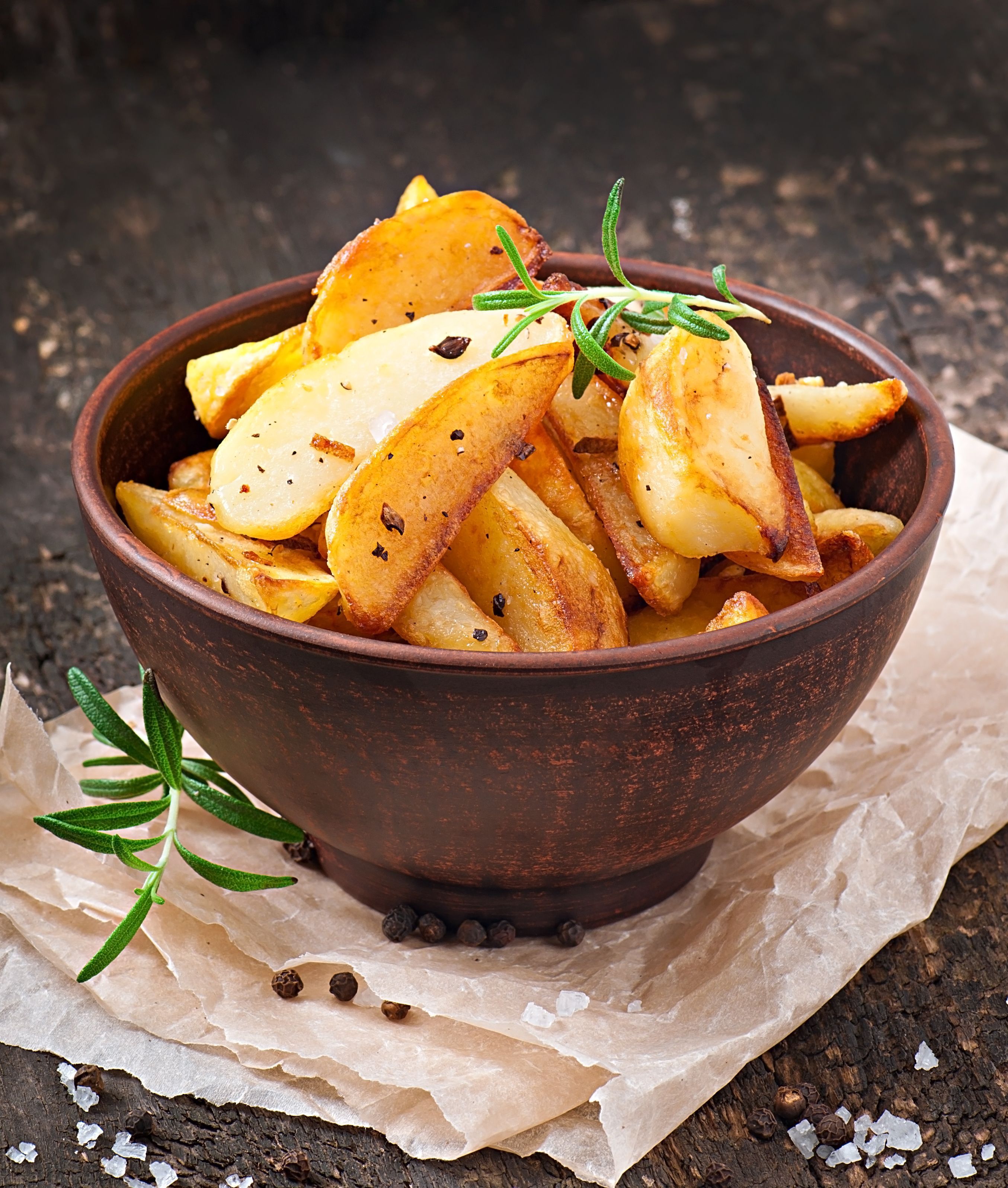 Batatas assadas no forno com colorau: douradas, crocantes e cheias de sabor