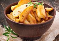 Batatas assadas no forno com colorau: douradas, crocantes e cheias de sabor