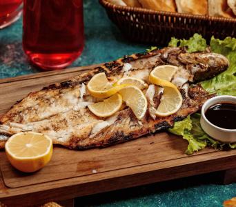 Receita de filé de peixe assado reúne ingredientes simples