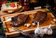Açougueiros indicam as 4 melhores carnes para fazer o bife do dia a dia sem gastar muito