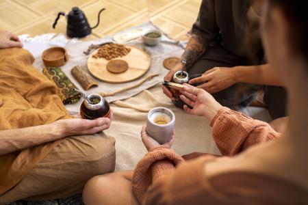 O ritual do chá começa na escolha das folhas e continua até o momento de servir a bebida