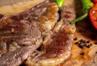 Churrasco com ou sem osso: qual é melhor, tem mais sabor e é ideal para a chapa?