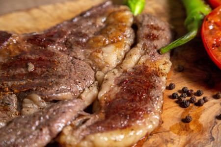 Vista frontal carne cozida frita com legumes fritos na superfície de madeira