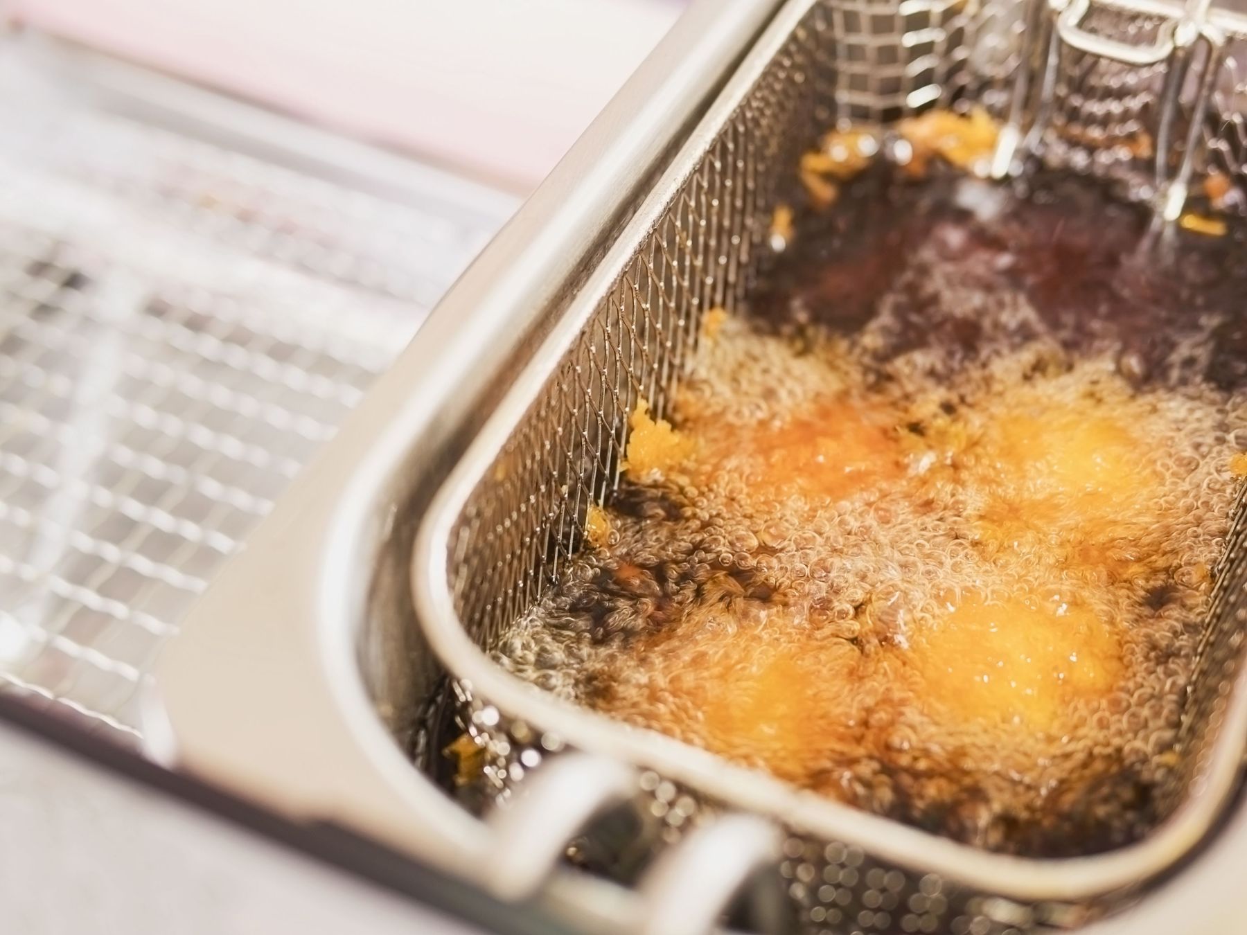 Como acabar com o cheiro de fritura em casa: 5 truques simples que funcionam