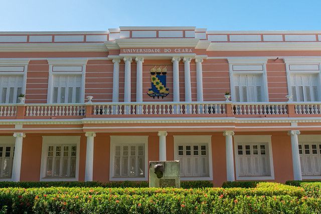 Universidade do Ceará abre 61 vagas para professores com salários de até R$ 13,7 mil