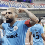 Gabigol celebra boa fase no Santos e afirma: 'me dê sequência, eu vou fazer gol'