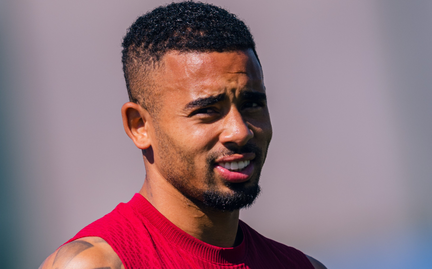 Hansi Flick elogia Gabriel Jesus, e atacante pode estrear pelo Barça