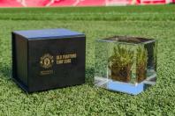 Manchester United registra prejuízo de R$ 477 milhões e passa a vender gramado à torcida