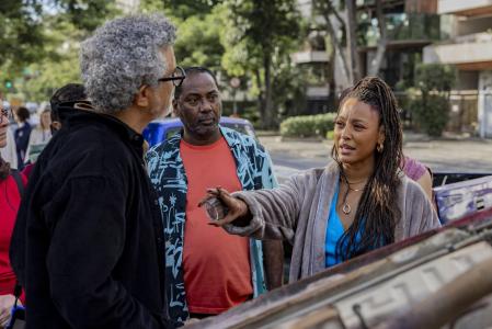 Nos bastidores, o diretor artístico André Câmara conduz as gravações de cena do acidente de Bela (Sheron Menezzes) e Juli (Lucy Ramos) em 'Por Você'