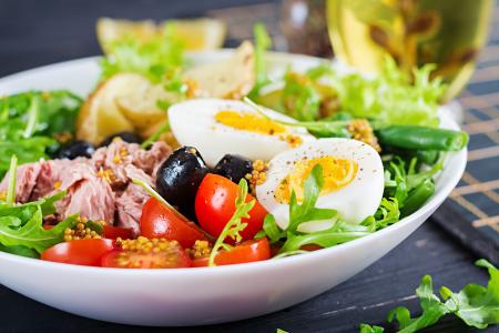 Molho caseiro de limão e mostarda pode acompanhar folhas, legumes e diferentes tipos de salada