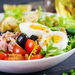 Emulsão de limão e mostarda transforma a salada do dia a dia