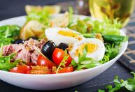Emulsão de limão e mostarda transforma a salada do dia a dia