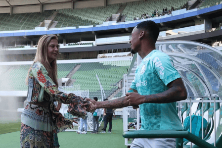 Leila Pereira, presidente do Palmeiras, cumprimenta Allan, que foi vendido pelo clube