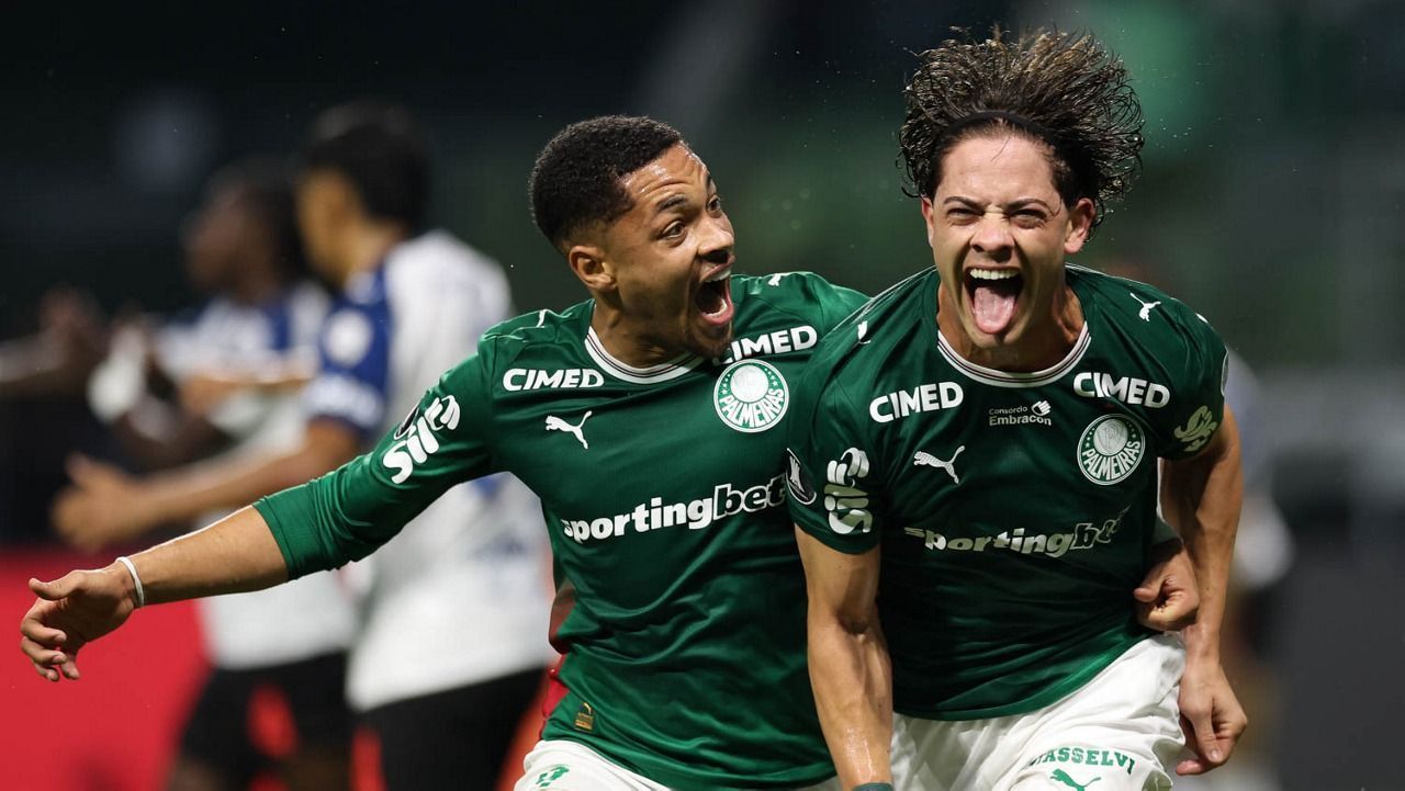 Palmeiras perde chances, mas vence LDU e sai em vantagem na Libertadores