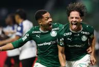 Palmeiras perde chances, mas vence LDU e sai em vantagem na Libertadores